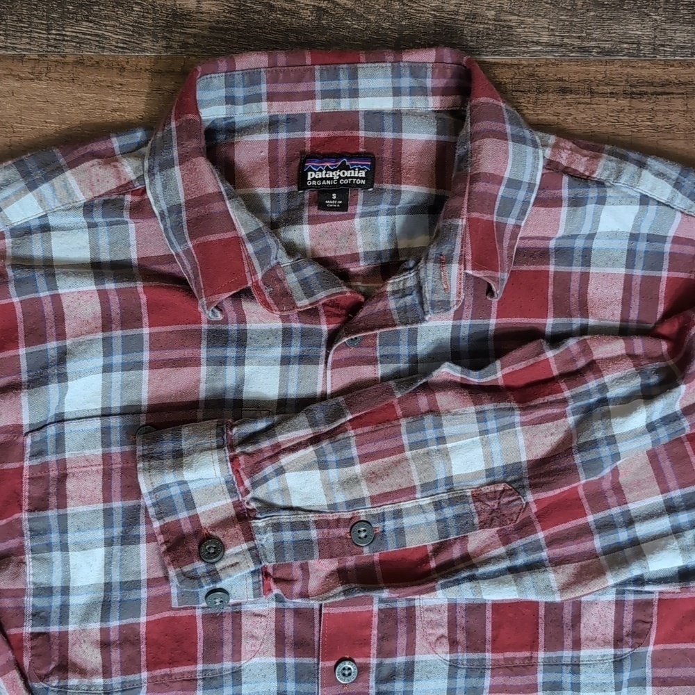 Patagonia Plaid Long Sleeve Button Down Size Small in Red and Gray